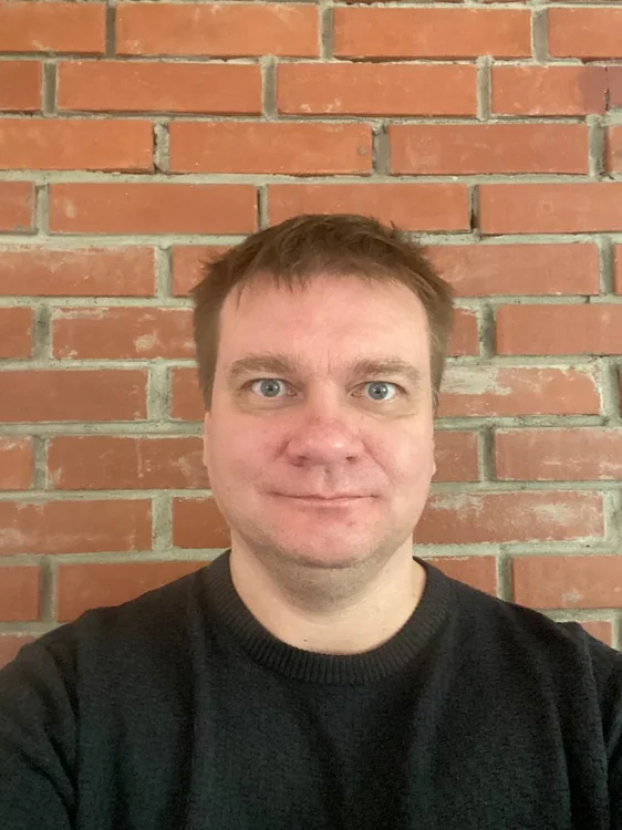 Селфи мужчины в чёрной футболке, снятое на смартфон