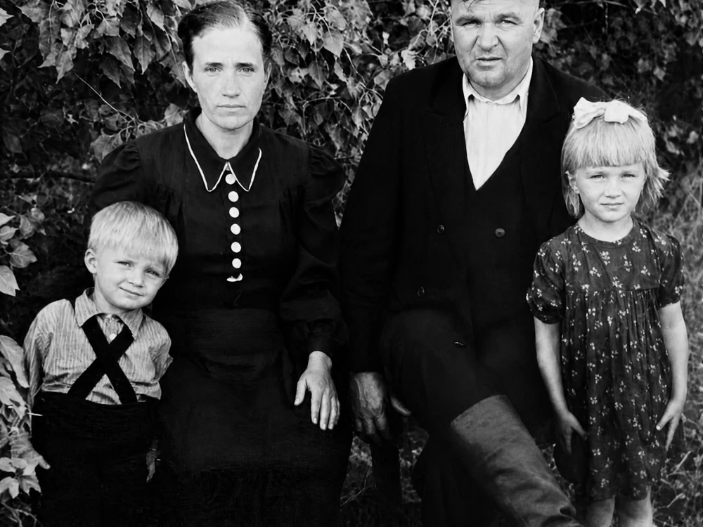 Восстановленное старое семейное фото: дедушка, бабушка и двое детей
