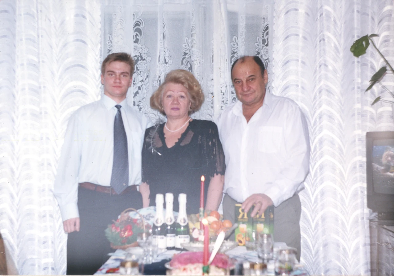 Максим с родителями за новогодним столом: бледная фотография из семейного альбома до улучшения