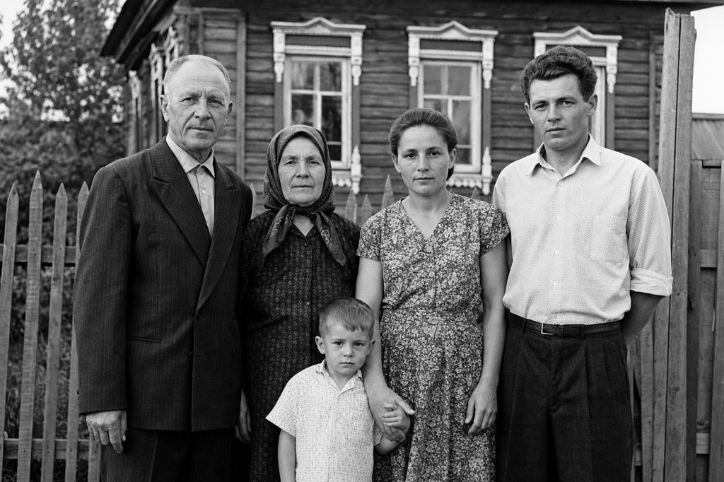 Та же семейная фотография после реставрации: чистый снимок без трещин и пятен