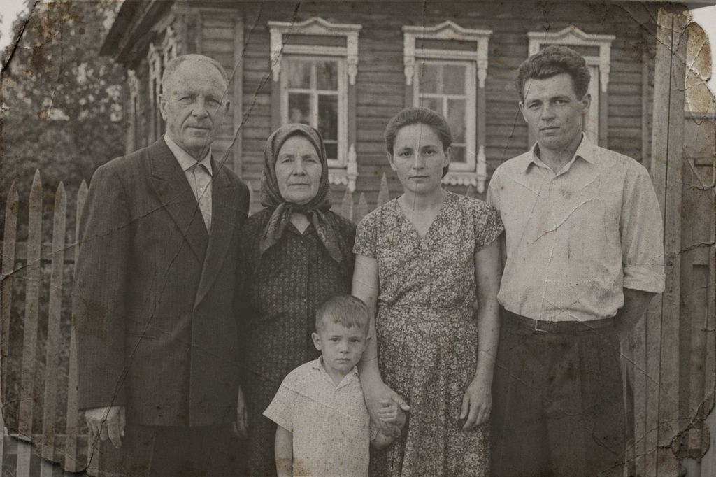 Старая чёрно-белая семейная фотография с заломами, пятнами и потёртыми краями