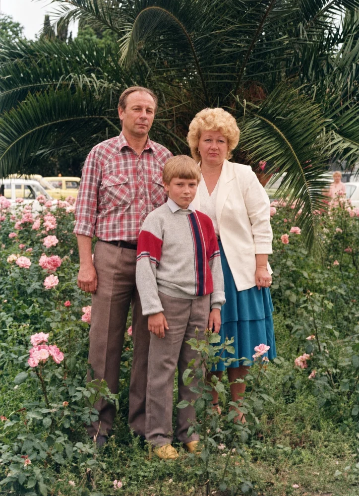 Та же семейная фотография после увеличения разрешения: чёткие лица и детали, живые цвета, готова к печати