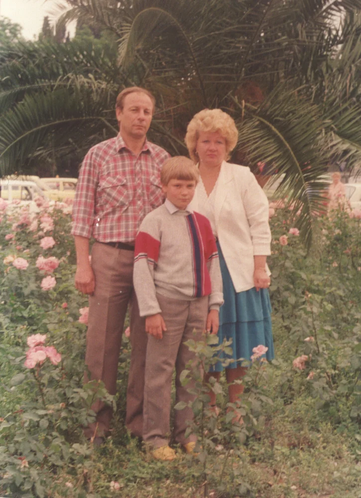 Старая семейная фотография из альбома: мягкая, выцветшая, с низкой детализацией